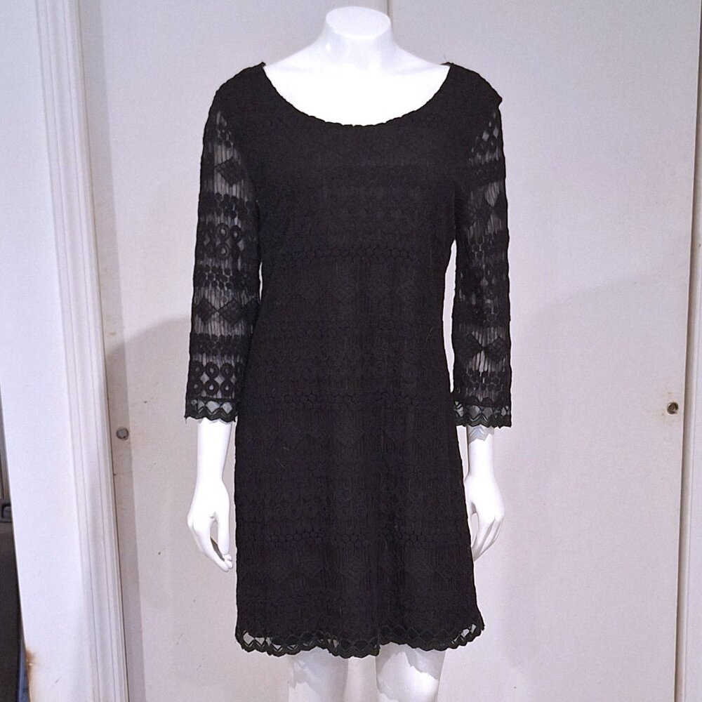 Solitaire black scoop neck knee-length patterned dress w/ lace sleeves